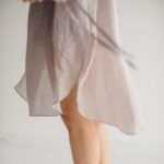 Батистовая рубашка из крапивы Светлый Тауп ноги девушки фото