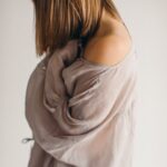 Батистовая рубашка из крапивы Светлый Тауп девушка боком фото