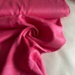 ярко-розовая ткань из льна
